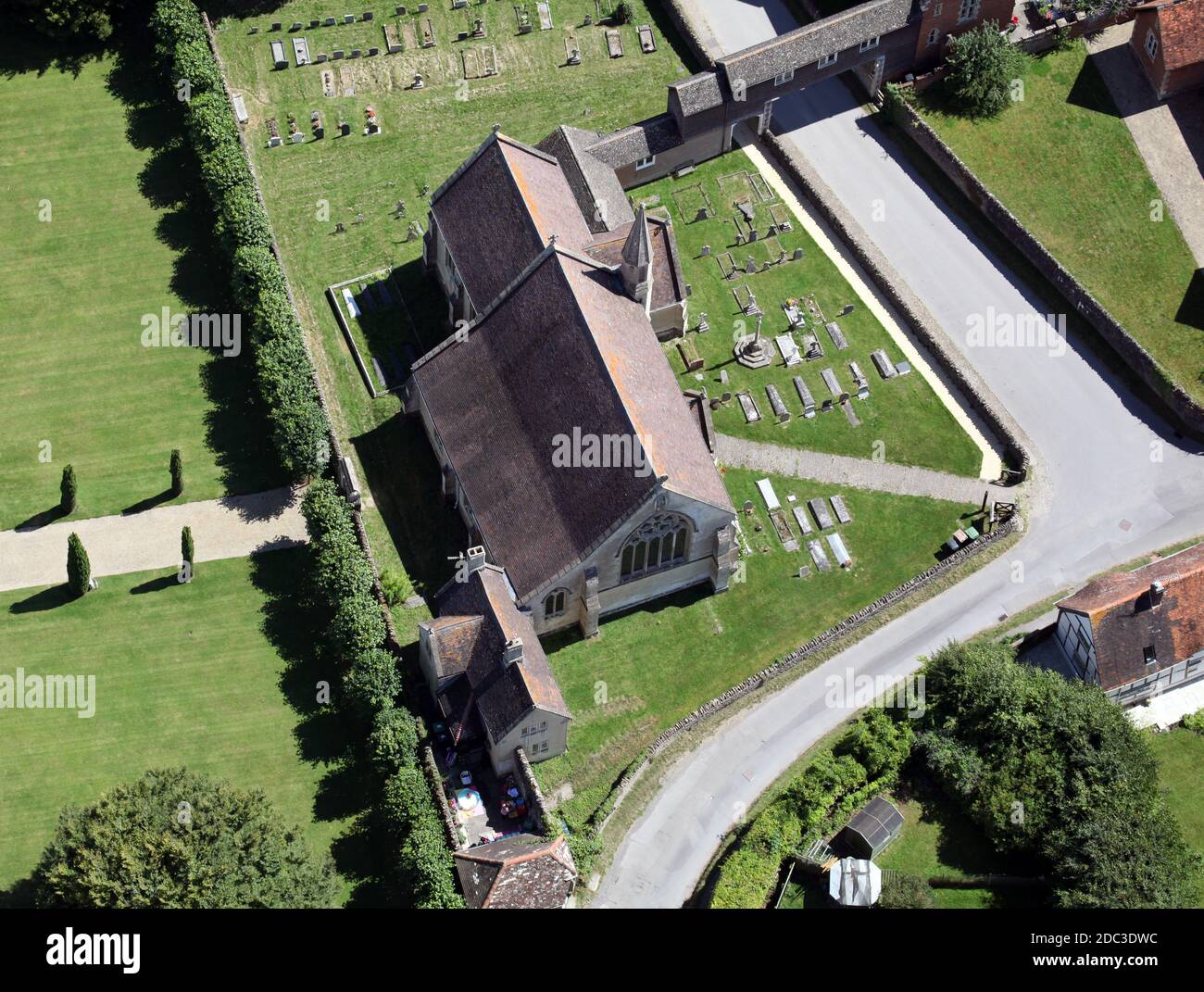 Vista aerea della chiesa parrocchiale cattolica di St Mary a East Hendred, Wantage, Oxfordshire, Regno Unito Foto Stock