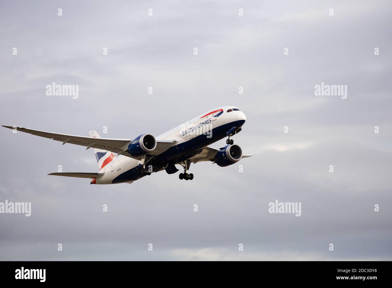 British Airways Boeing 787-8 Dreamliner, G-ZBJB, decollo dall'aeroporto Heathrow di Londra. Inghilterra Foto Stock