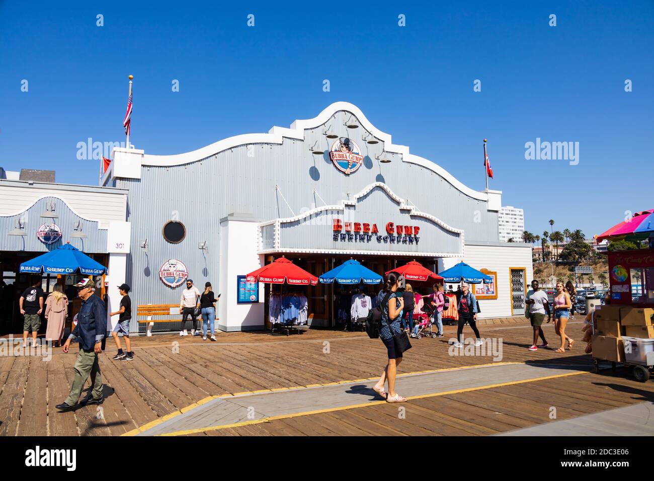 Tourist by the Bubba Gump Shrimp Company Shack, Santa Monica Pier, California, Stati Uniti d'America Foto Stock