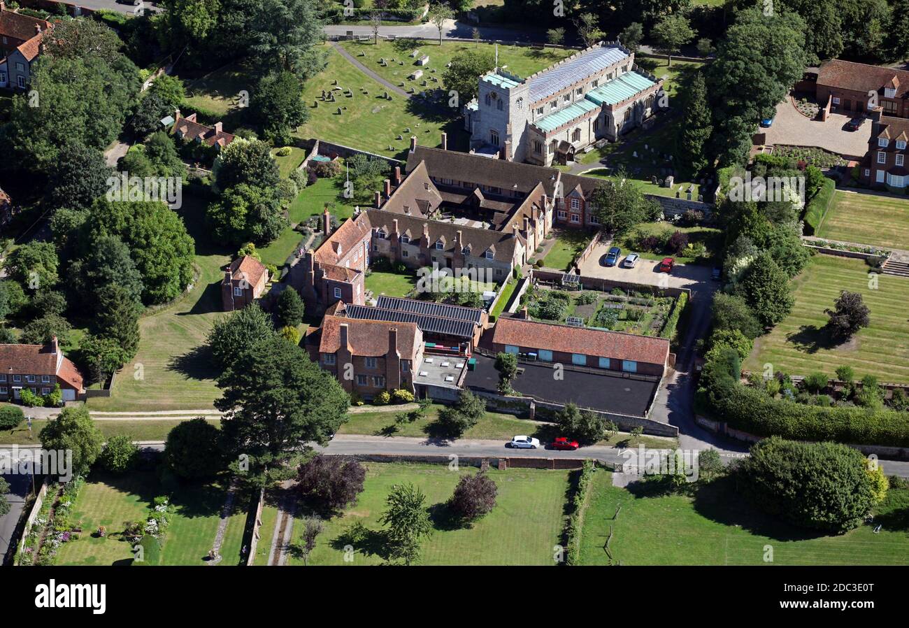 Veduta aerea della scuola elementare di Ewelme Church of England & Saint Mary the Virgin Church, Ewelme, Foto Stock