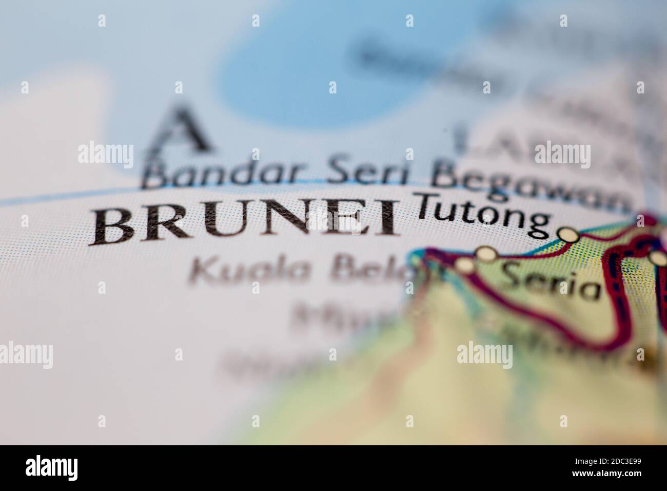 Profondità di campo ridotta fuoco sulla posizione geografica della mappa di Brunei città Brunei Asia continente sull'atlante Foto Stock