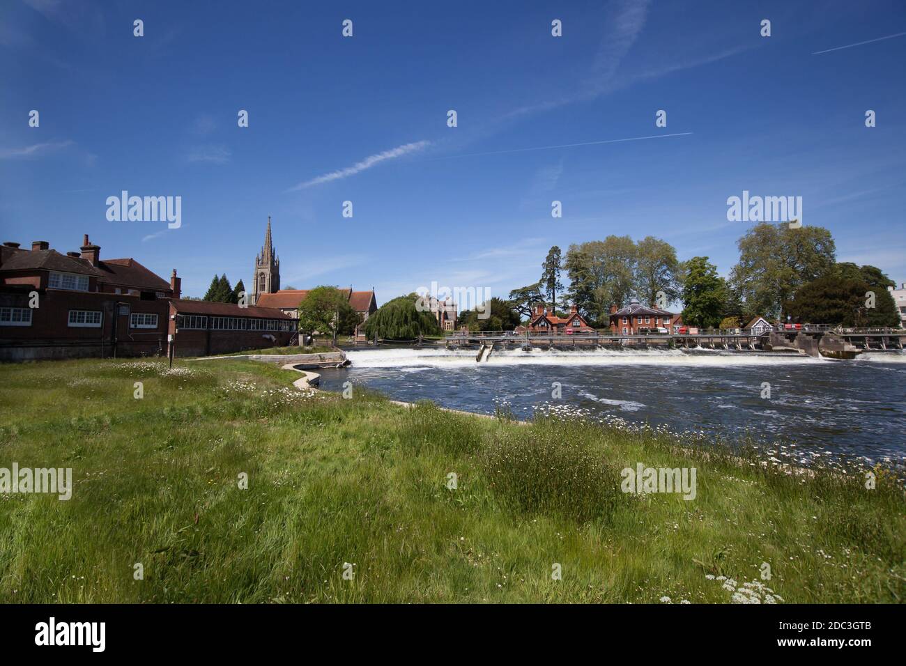 Vista sul Tamigi e sulla Chiesa di tutti i Santi a Marlow nel Buckinghamshire nel Regno Unito Foto Stock