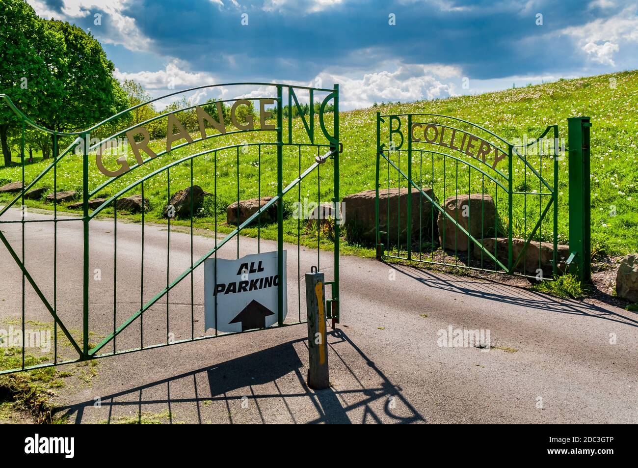 Le porte della ex Grange Colliery ora installato all'ingresso di un campo sportivo vicino Droppingwell Road a Kimberworth, vicino Rotherham. Foto Stock