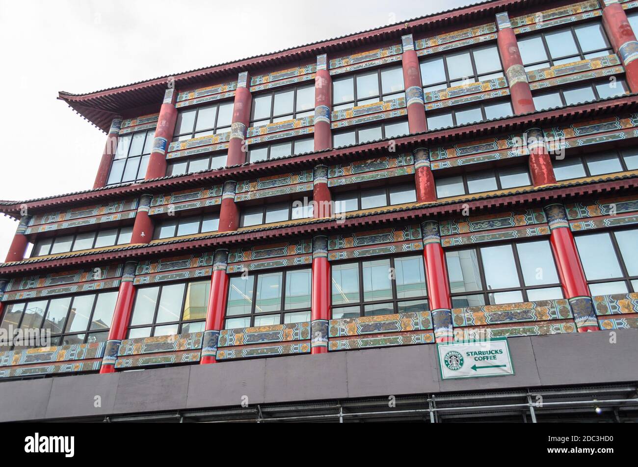 Enorme edificio in tradizionale stile Cinese nel quartiere di Chinatown, Manhattan, New York City, Stati Uniti Foto Stock