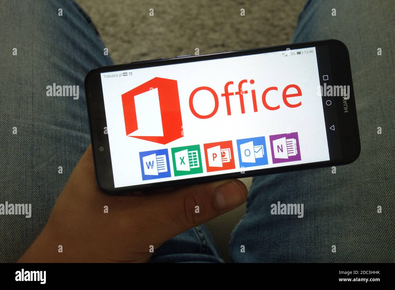 KONSKIE, POLONIA - 29 giugno 2019: Microsoft Office con i logo Word Excel PowerPoint Outlook e OneNote visualizzati sul telefono cellulare Foto Stock