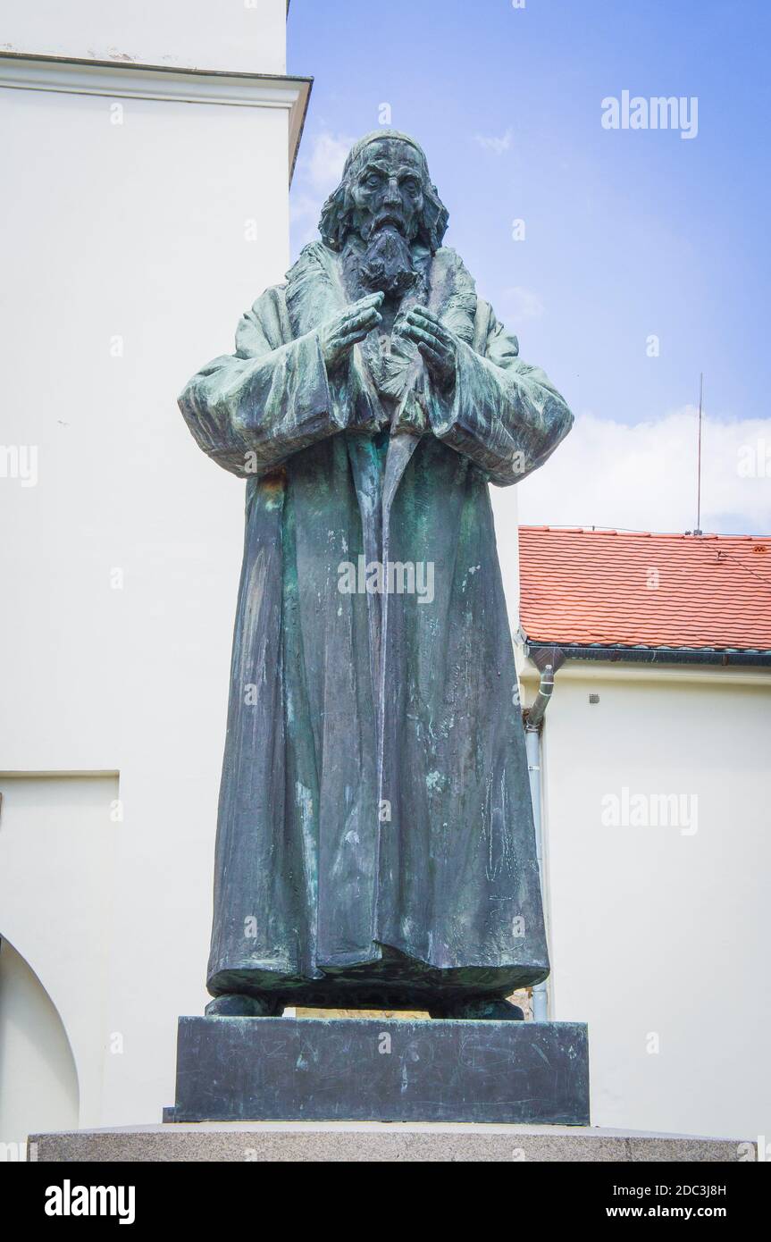 Il monumento Jan Amos Komensky di Vincenc Makovsky di fronte al Museo Komensky di Uhersky Brod, Regione Zlin, Repubblica Ceca, 17 luglio 2020. (CTK Foto Stock