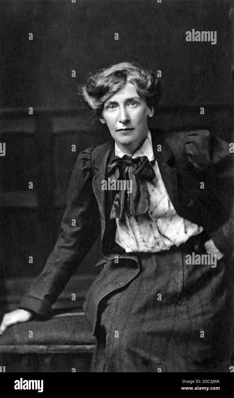 CICELY HAMILTON (1872-1952) autore inglese, suffragette, drammaturgo e femminista che ha composto il testo per 'la marcia delle Donne' composto da Ethel Smyth. Foto di Lena Connell circa 1912. Foto Stock