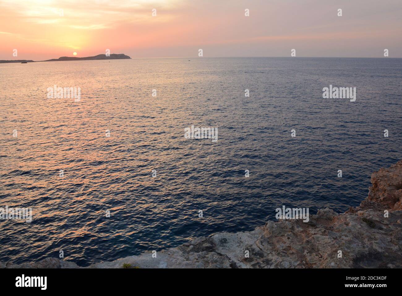 Tramonto sul Mar Mediterraneo, vista dalla scogliera sull'isola di Ibiza. Foto Stock