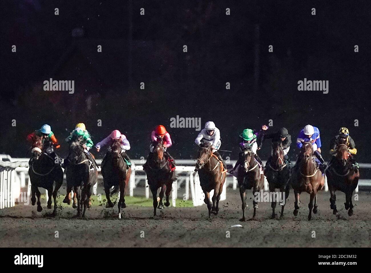 Mitrosonfire guidato dal jockey Martin Dwyer (seconda a sinistra) vince la Unibet New Instant Roulette Nursery all'ippodromo di Kempton Park. Foto Stock