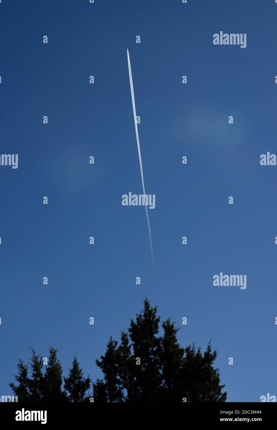 Un aereo a getto di passeggero lascia una lunga pista di vapore o contrail nella relativa scia mentre vola sopra il sud-ovest americano. Foto Stock