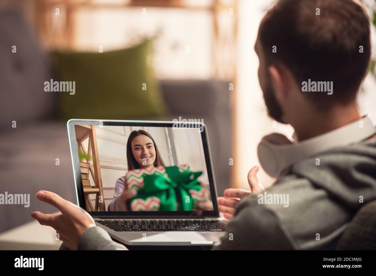 Celebrazione e vacanze durante il concetto di quarantena. Amici o parenti che disimballano regali mentre parlano con una videochiamata. Guarda felice, allegro, sincero. Concetto di nuovo anno, tecnologie, emozioni. Foto Stock