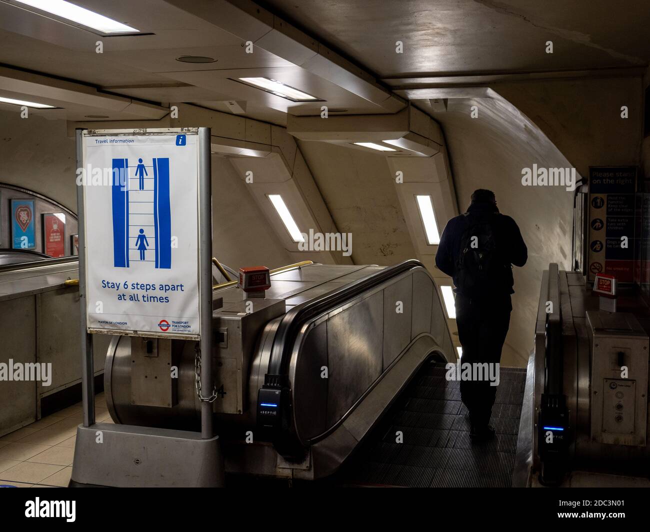 Rimani sempre a distanza di 6 passi; consigli di allontanamento sociale sulla metropolitana di Londra durante il secondo blocco nazionale a causa del coronavirus. Foto Stock