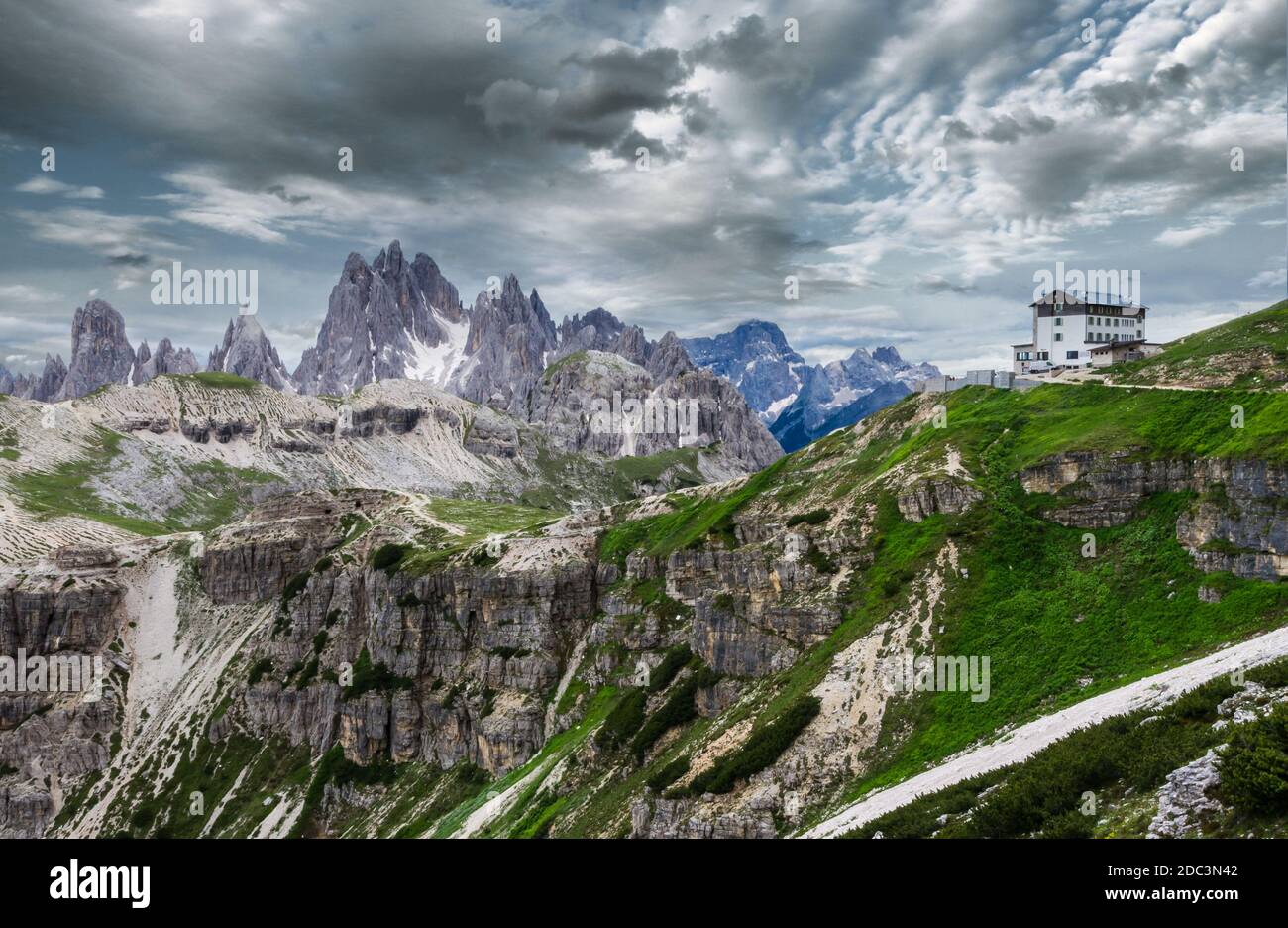I monti Cadini e Marmarole, il Rifugio Auronzo, Italia. Splendida vista sulle Dolomiti, zona tre Cime di Lavaredo, Italia Foto Stock