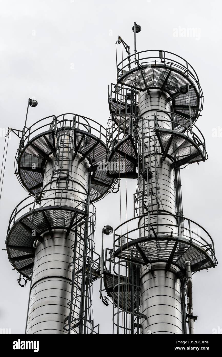 Due torri di separazione a gas in una raffineria Foto Stock