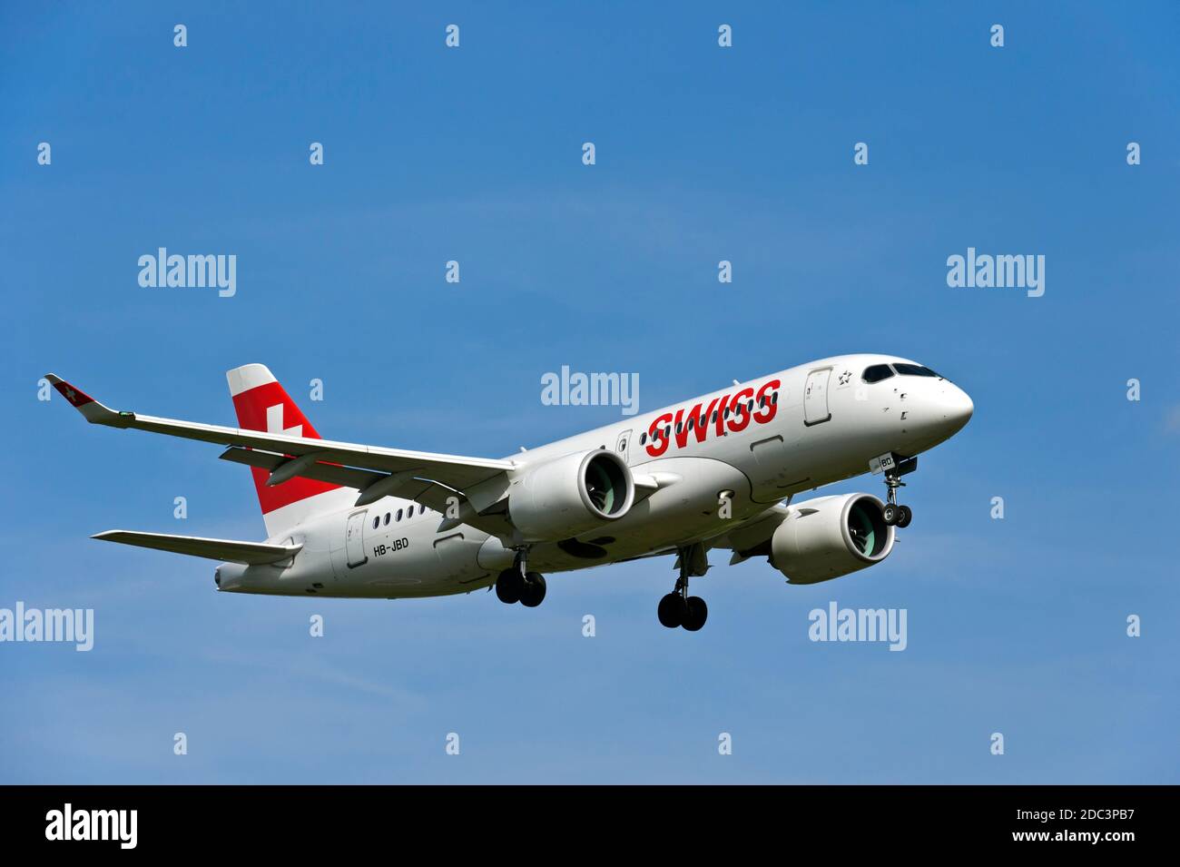 Aircraft Bombardier A220-100 della compagnia aerea Swiss International Air Lines che si avvicina all'aeroporto di Ginevra, Ginevra, Svizzera Foto Stock