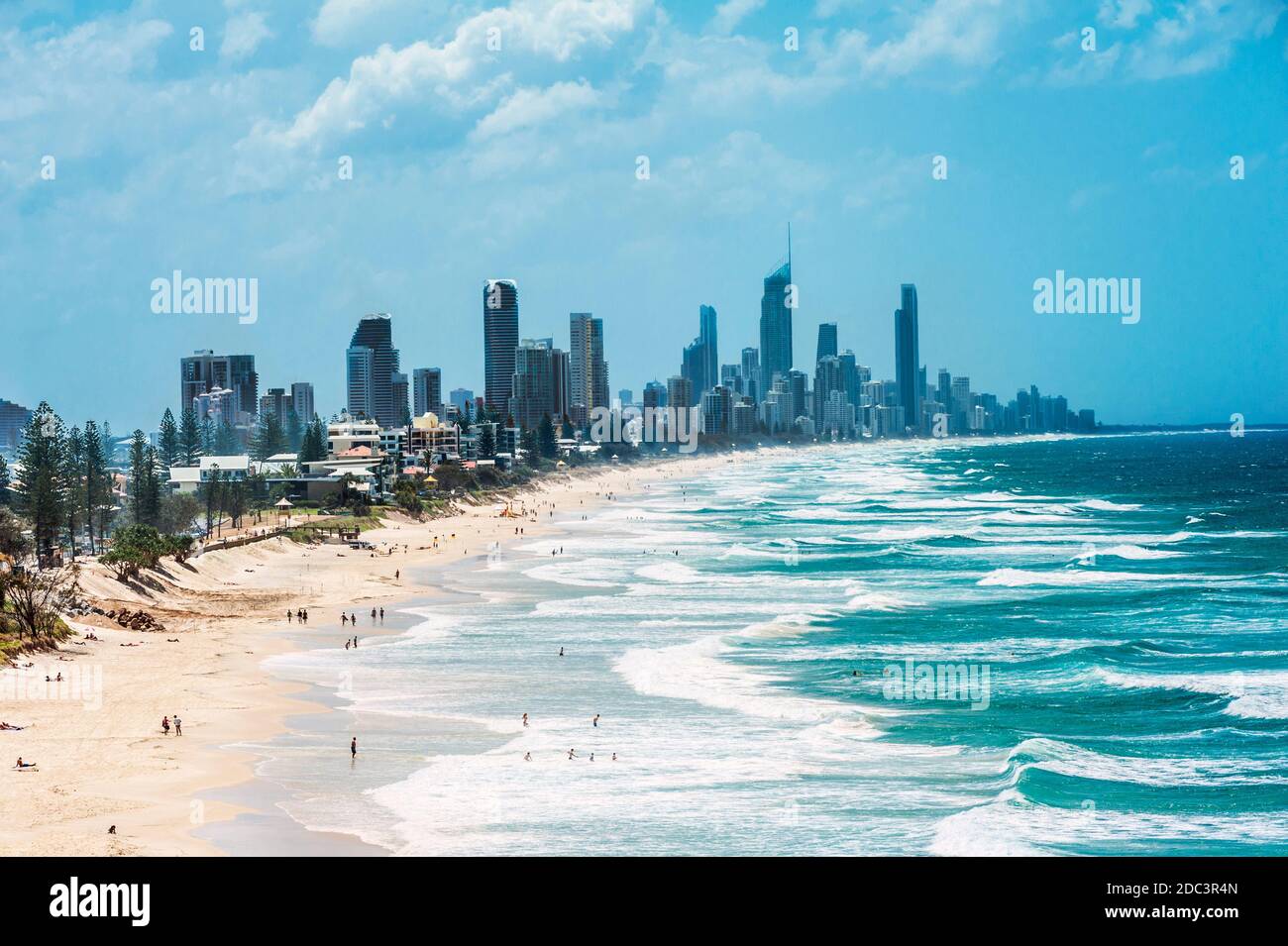 Gold Coast con una spiaggia Surfers Paradise piena di turisti visti dall'alto. Queensland, Australia. Foto Stock