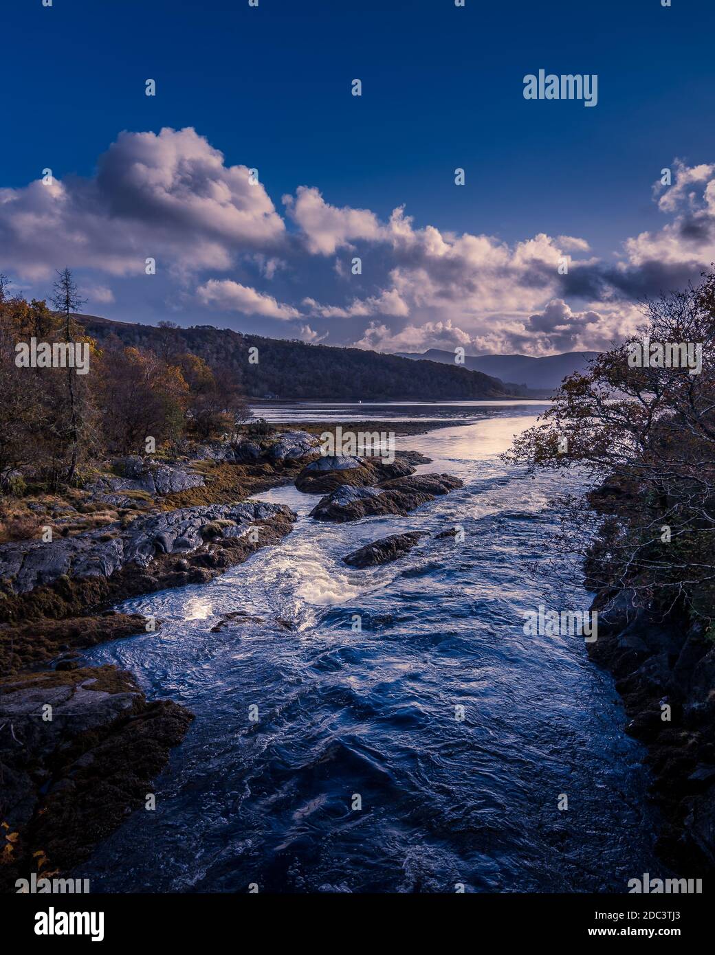 Loch Aline sulla tenuta di Ardtornish in Scozia in una giornata di sole luminoso con le nuvole drammatiche in un giorno d'autunno, fiumi, spiaggia, mare, lago Foto Stock