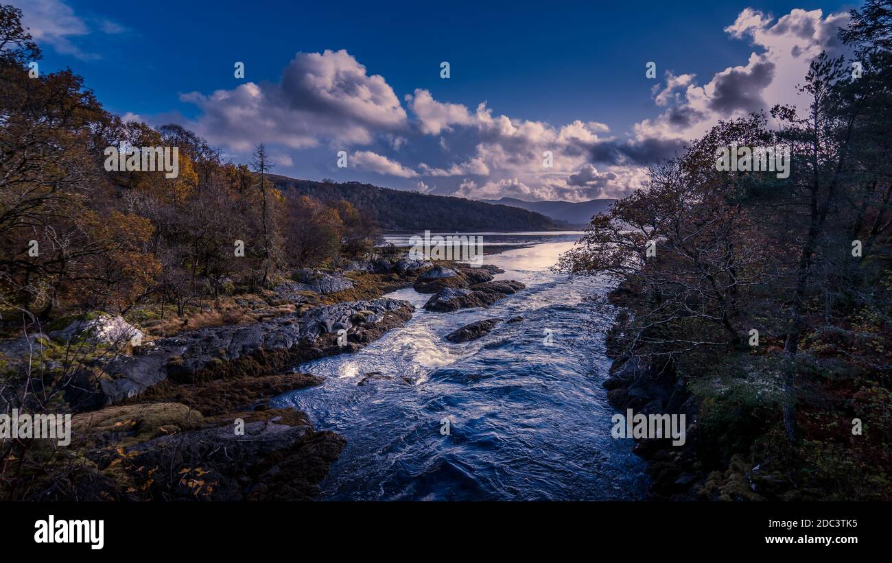 Loch Aline sulla tenuta di Ardtornish in Scozia in una giornata di sole luminoso con le nuvole drammatiche in un giorno d'autunno, fiumi, spiaggia, mare, lago Foto Stock