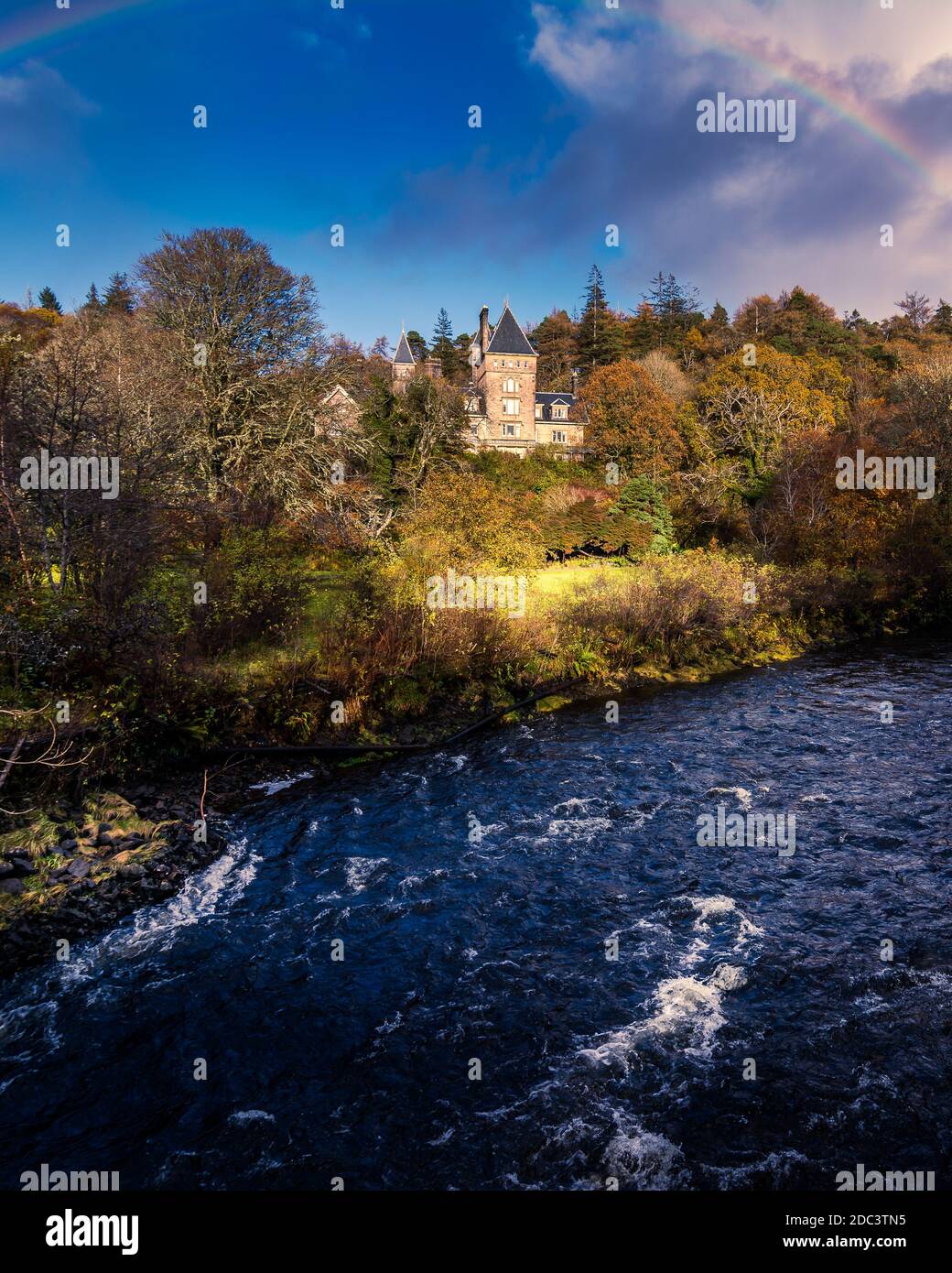 Loch Aline sulla tenuta di Ardtornish in Scozia in una giornata di sole luminoso con le nuvole drammatiche in un giorno d'autunno, fiumi, spiaggia, mare, lago Foto Stock