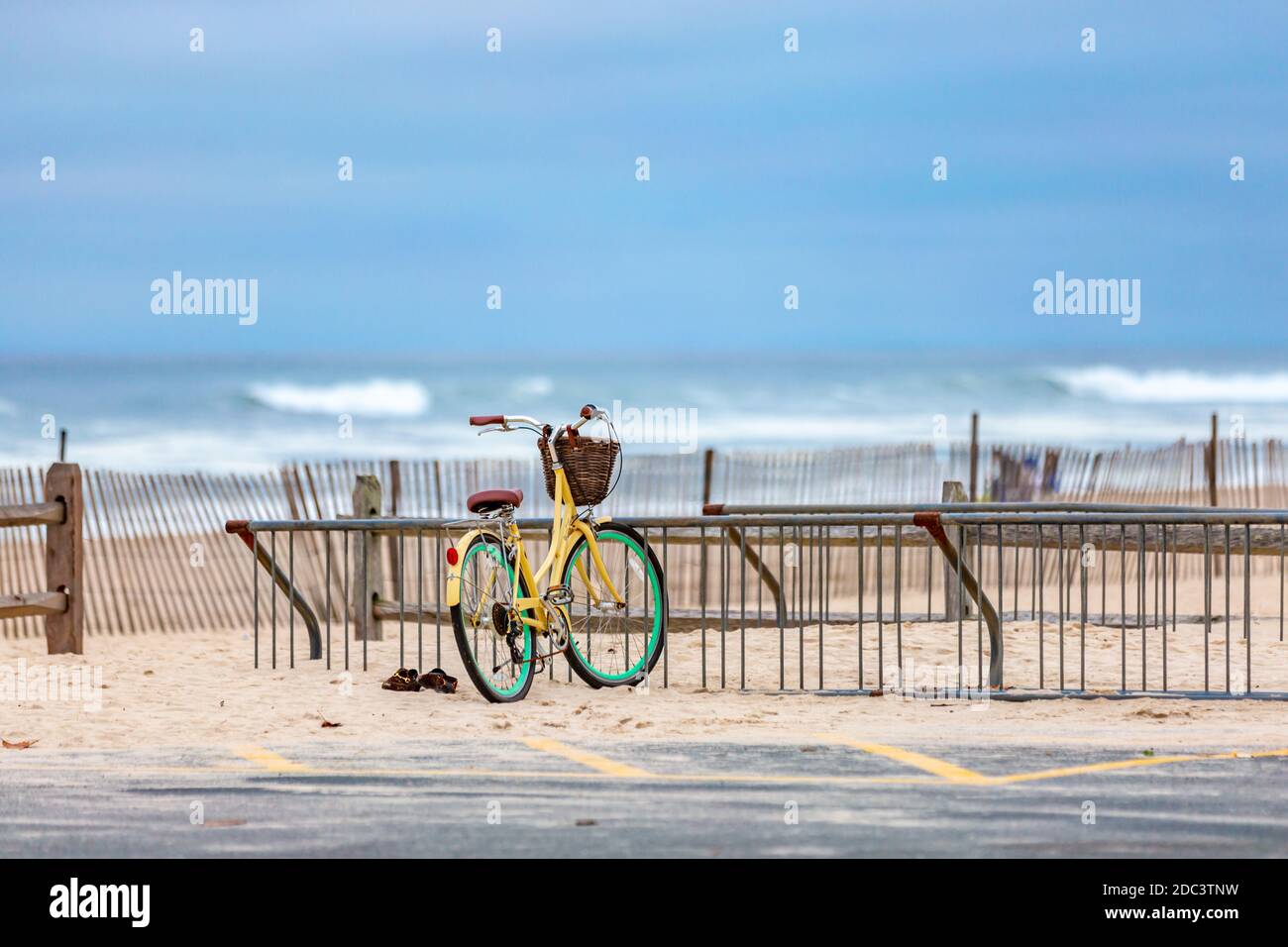 Una bici da donna gialla in un portabiciclette presso una East Hampton Beach, East Hampton, NY Foto Stock