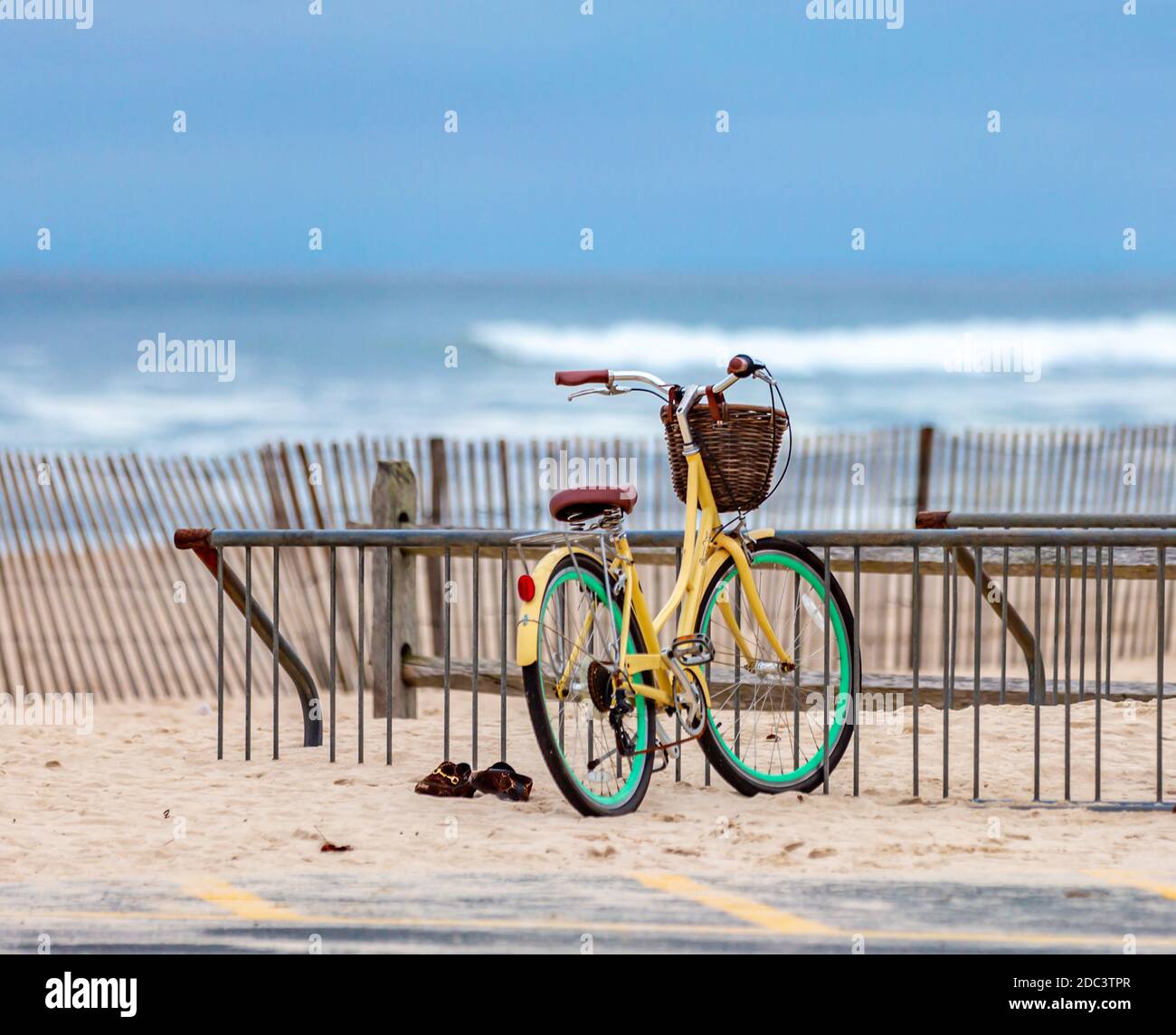 Una bici da donna gialla in un portabiciclette presso una East Hampton Beach, East Hampton, NY Foto Stock