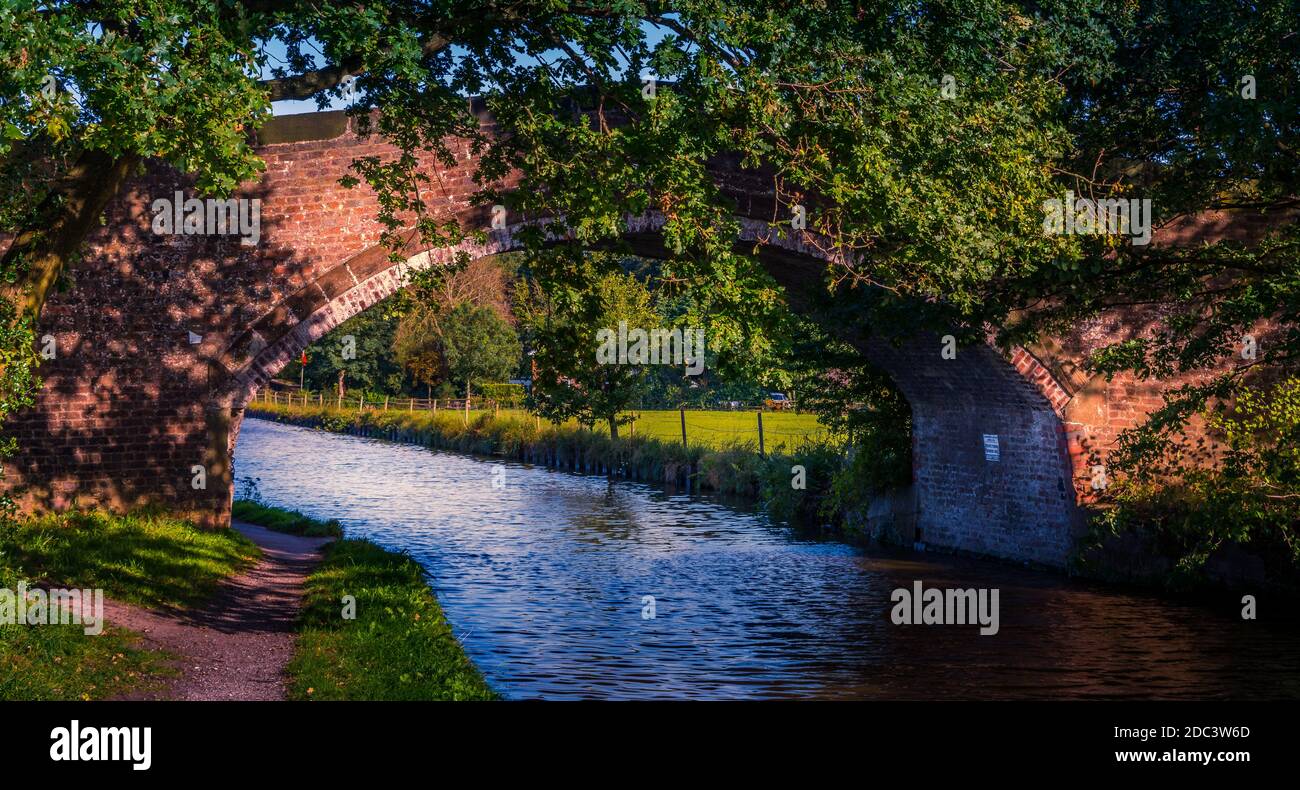 Vecchio ponte sul canale in estate Foto Stock