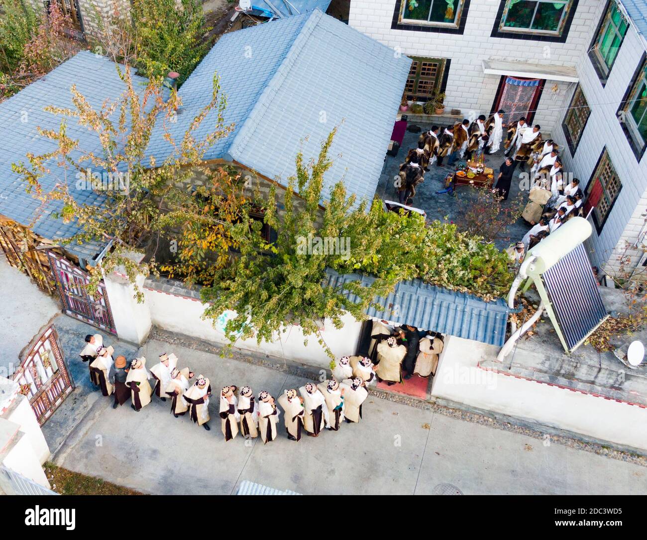 (201118) -- NYINGCHI, 18 novembre 2020 (Xinhua) -- i Villagers celebrano il loro nuovo anno speciale, conosciuto come il nuovo anno di Gongbo nel villaggio di Baji nel distretto di Bayi a Nyingchi, regione Autonoma del Tibet della Cina sudoccidentale, 18 novembre 2020. La popolazione locale segue la tradizione per celebrare il nuovo anno di Gongbo il 1 ottobre dal calendario tibetano, che è caduto il 16 novembre di quest'anno. La mattina del capodanno di Gongbo, ogni famiglia tibetana adora la dea della vendemmia, con doni e vino. Cantano e ballano anche durante il rituale. Secondo una leggenda locale, la tradizione proviene da un evento in Foto Stock