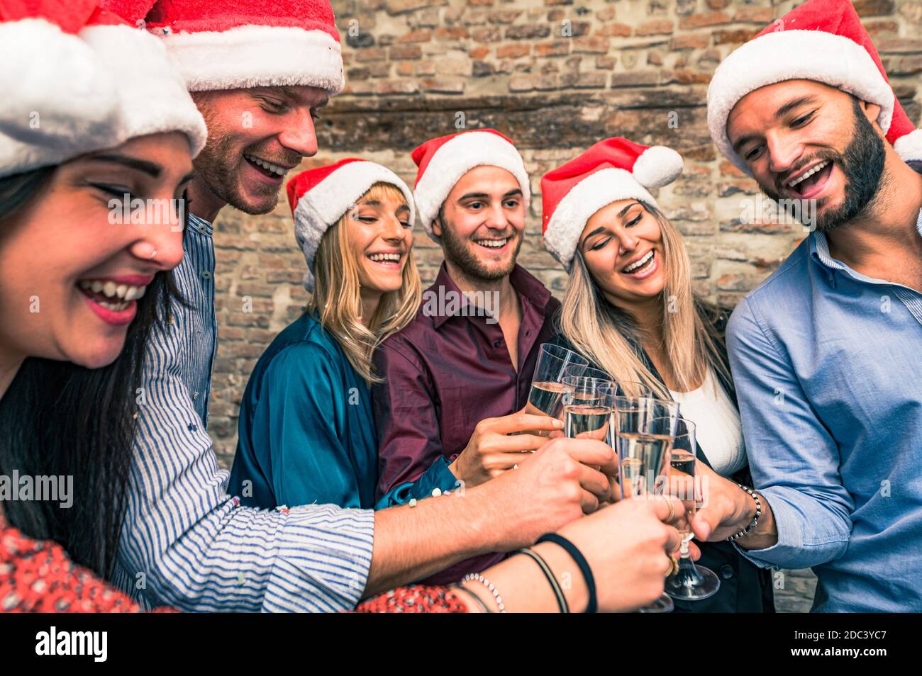 Buon Natale e felice anno nuovo! I giovani freinds festeggiano le vacanze nella hause - Gruppo di giovani imprenditori bevono champagne in coworki Foto Stock