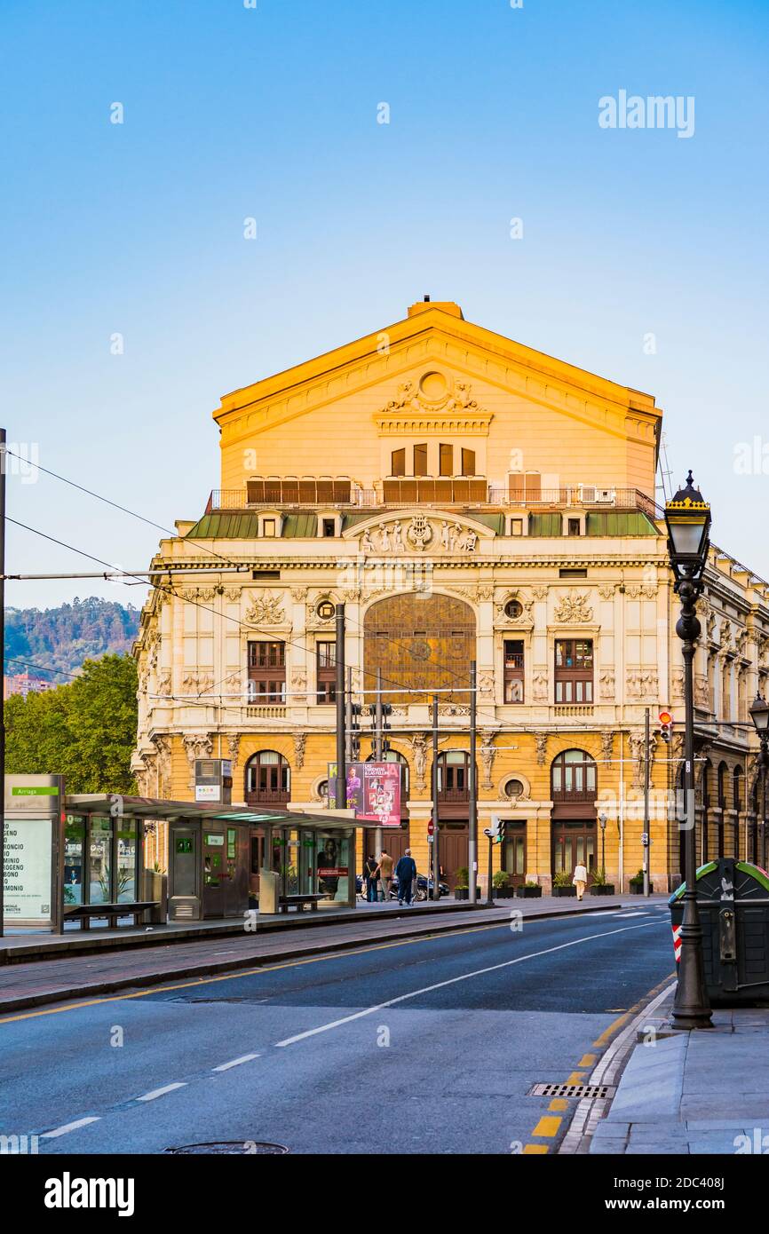 L'Arriaga antzokia in basco o Teatro Arriaga in spagnolo è un teatro dell'opera di Bilbao, Spagna. Fu costruito in stile neobarocco dall'architetto Joaquín Foto Stock