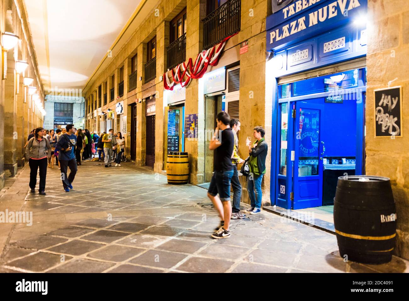 Bar e taverna. Plaza Nueva o Plaza Barria. La piazza è racchiusa da edifici a portici e accessibile da archi noti come 'cuevas', grotte. Bilbao, Foto Stock