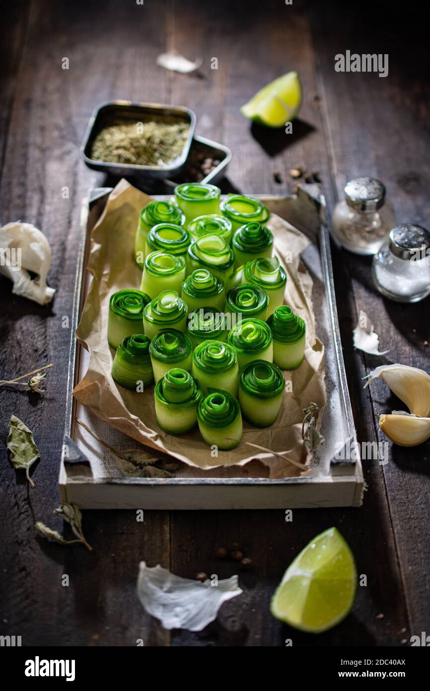 Sana colazione cetriolo insalata.delizioso cibo e drink.Natural vitamines.tavolo di legno. Foto Stock