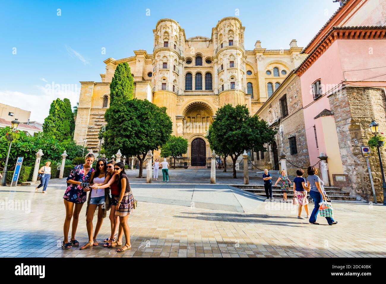 Patio de los Naranjos e Puerta de las Cadenas, vista da Cister Street. Cattedrale di Málaga - Catedral de la Encarnación. Málaga, Andalusia, Spagna, EUR Foto Stock