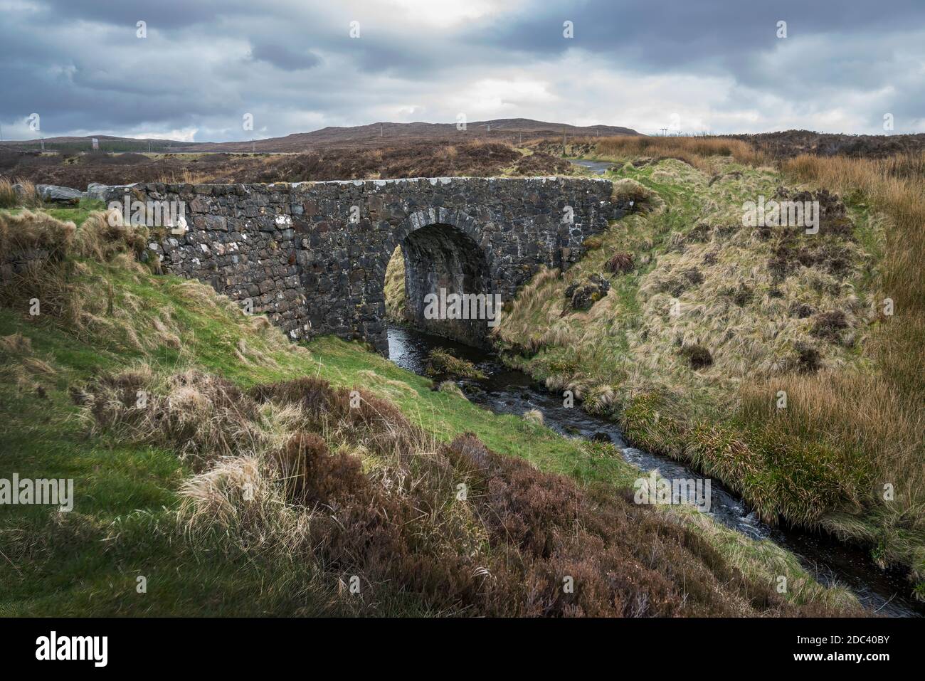Fairy Bridge lungo la strada per Stein un piccolo pittoresco Villaggio di pescatori sull'isola di Skye Foto Stock
