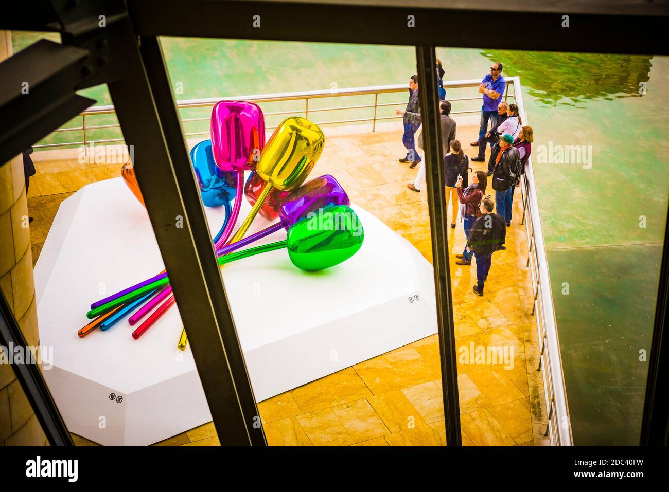 Tulipani di Jeff Koons, acciaio inossidabile lucidato a specchio con rivestimento trasparente, Museum Collection, Museo Guggenheim. Bilbao, Biscaglia, Cou Basco Foto Stock