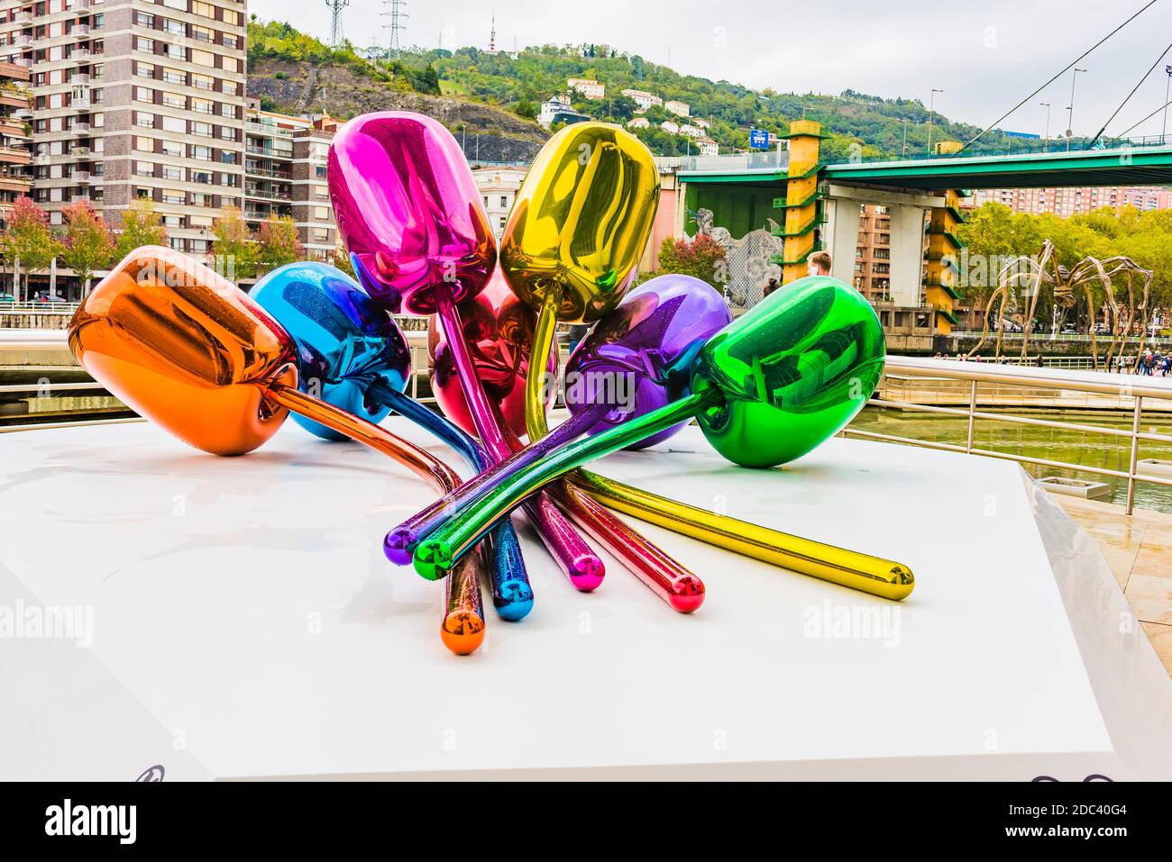 Tulipani di Jeff Koons, acciaio inossidabile lucidato a specchio con rivestimento trasparente, Museum Collection, Museo Guggenheim. Bilbao, Biscaglia, Cou Basco Foto Stock