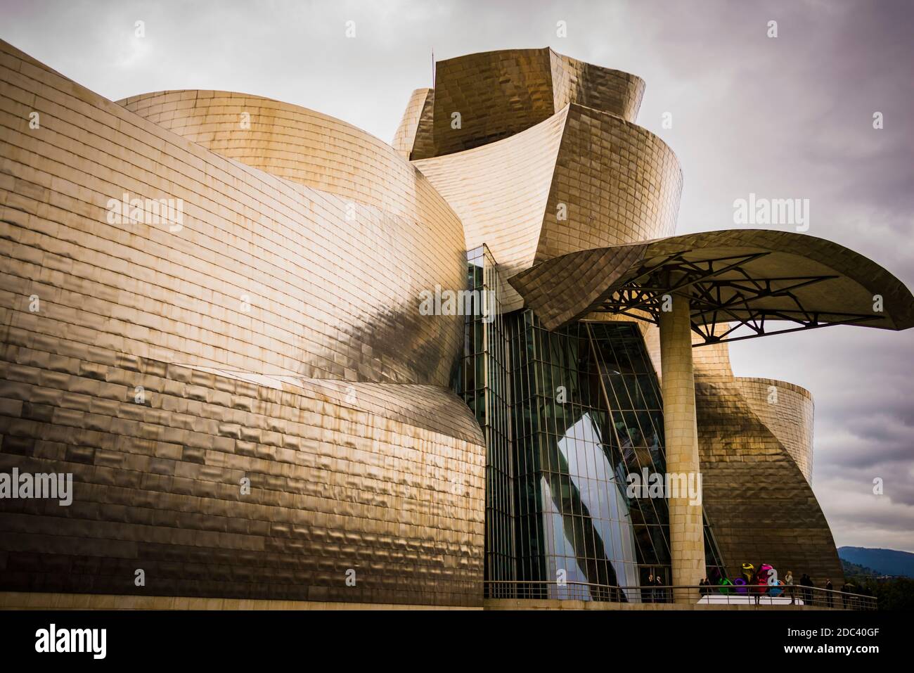 Particolare della facciata. Il Museo Guggenheim Bilbao è un museo di arte moderna e contemporanea progettato dall'architetto canadese Frank Gehry, Bil Foto Stock