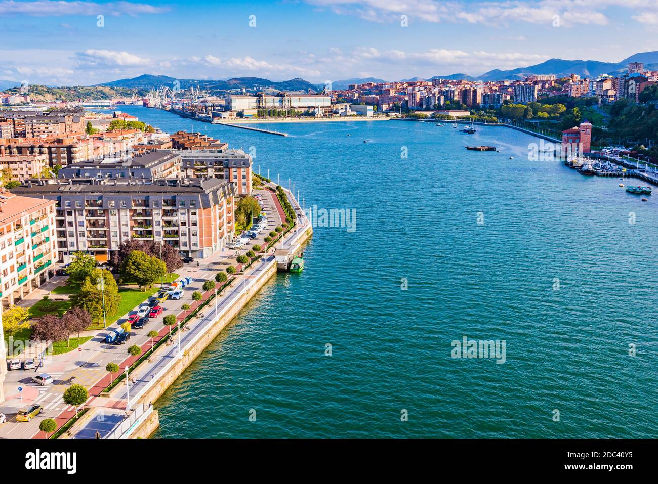 Riva sinistra e destra, estuario di Bilbao, fiume Nervion, Las Arenas, Getxo, Portugalete dal Ponte Vizcaya. Las Arenas, Getxo, Biscay, Paesi Baschi, Foto Stock