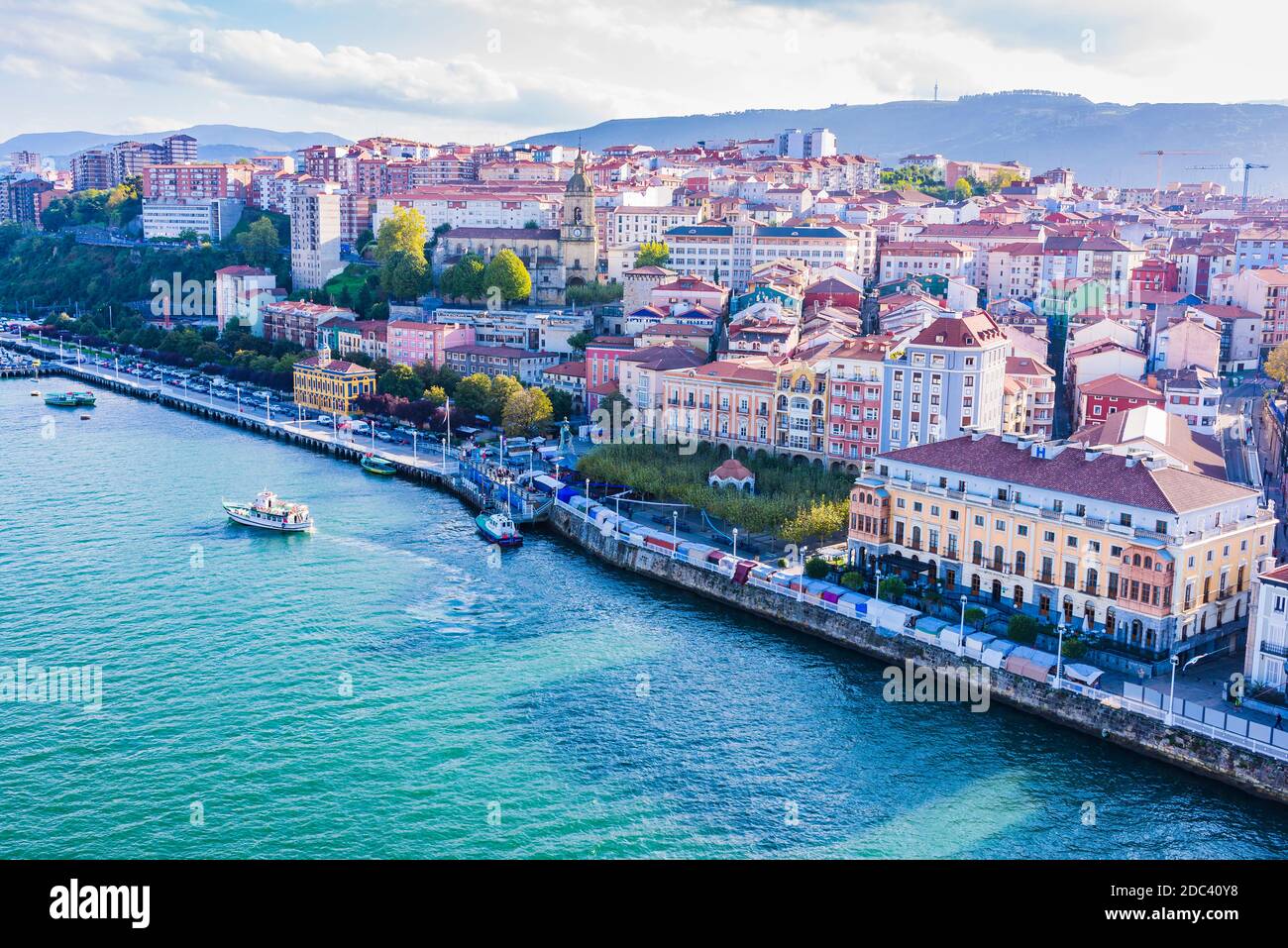 Portugalete dal Ponte Vizcaya rivolto a sud. Portugalete, Biscaglia, Paesi Baschi, Spagna, Europa Foto Stock