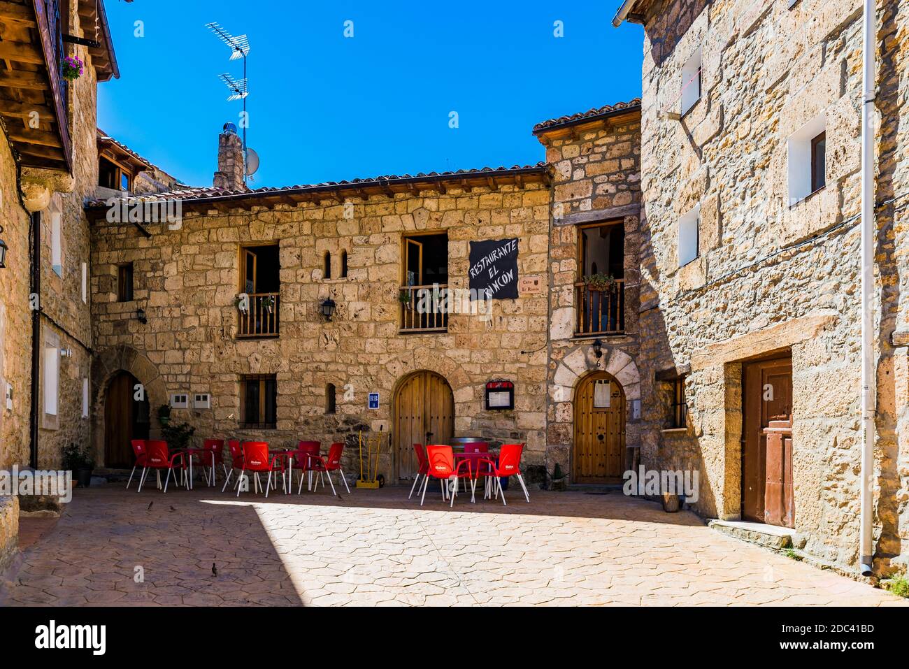 Architettura tipica della regione. Orbaneja del Castillo è una città spagnola appartenente al comune di Burgos, Valle de Sedano, in Castilla y Leó Foto Stock