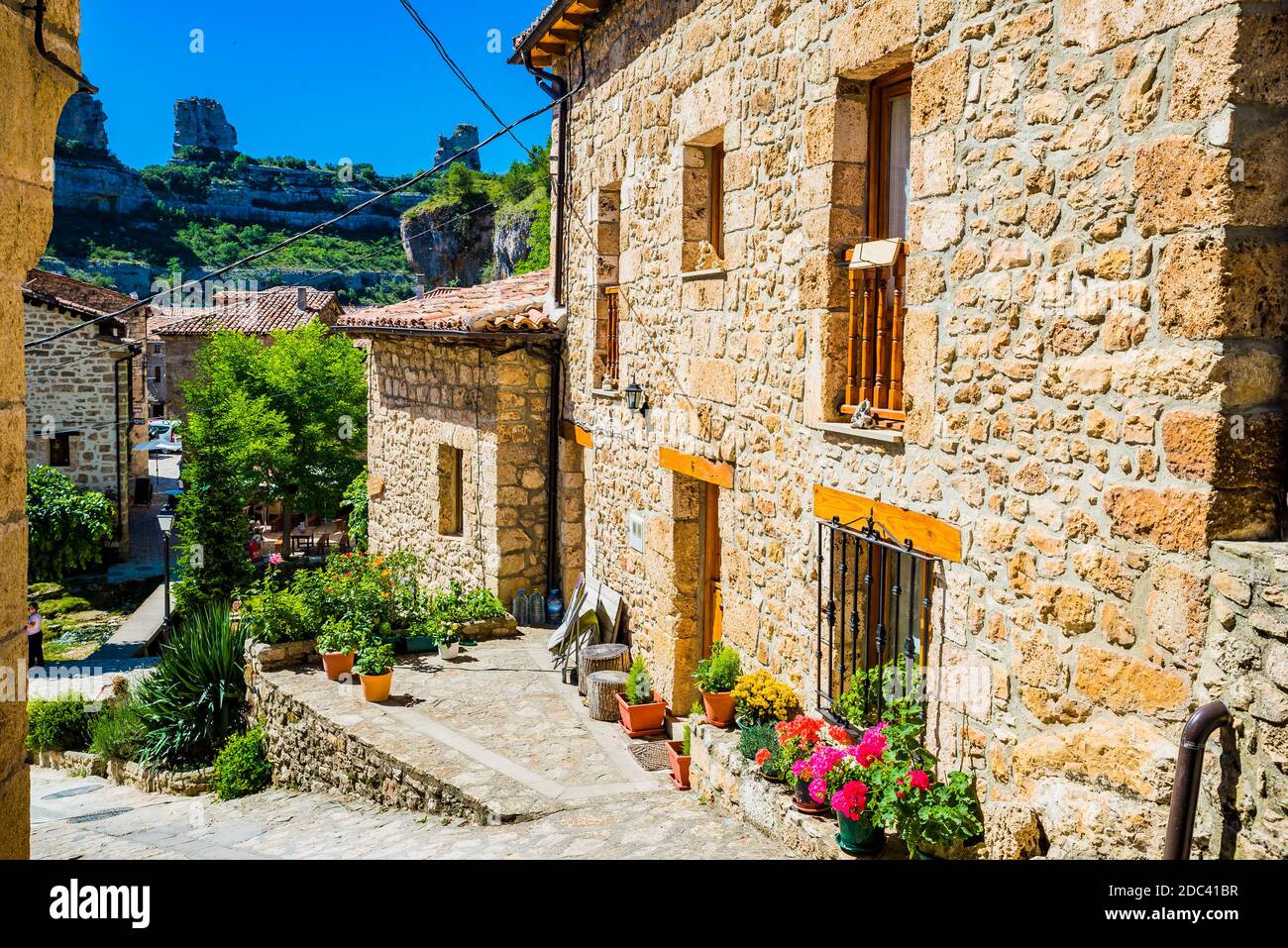 Architettura tipica della regione. Orbaneja del Castillo è una città spagnola appartenente al comune di Burgos, Valle de Sedano, in Castilla y Leó Foto Stock