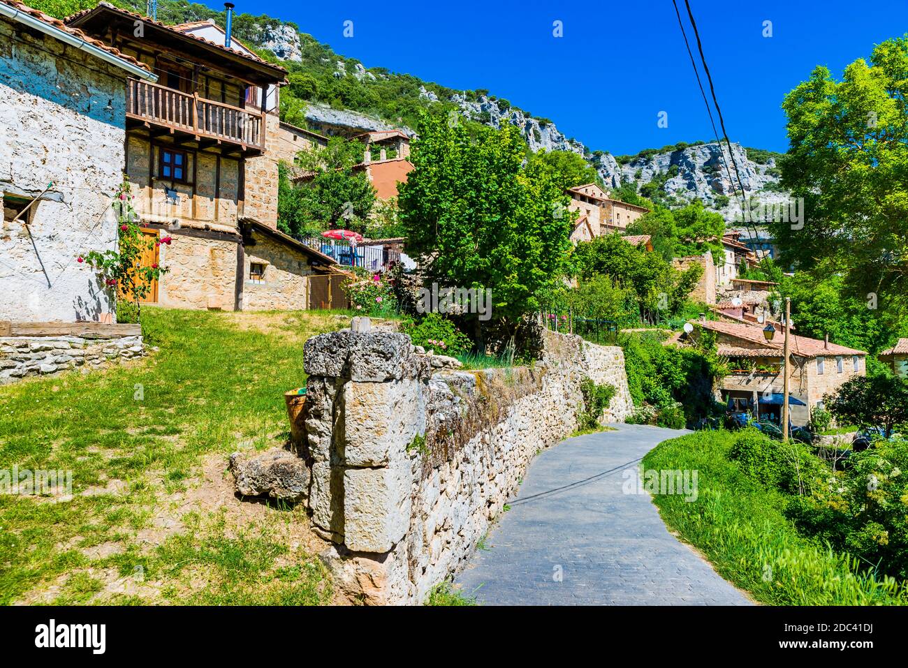 Architettura tipica della regione. Orbaneja del Castillo è una città spagnola appartenente al comune di Burgos, Valle de Sedano, in Castilla y Leó Foto Stock