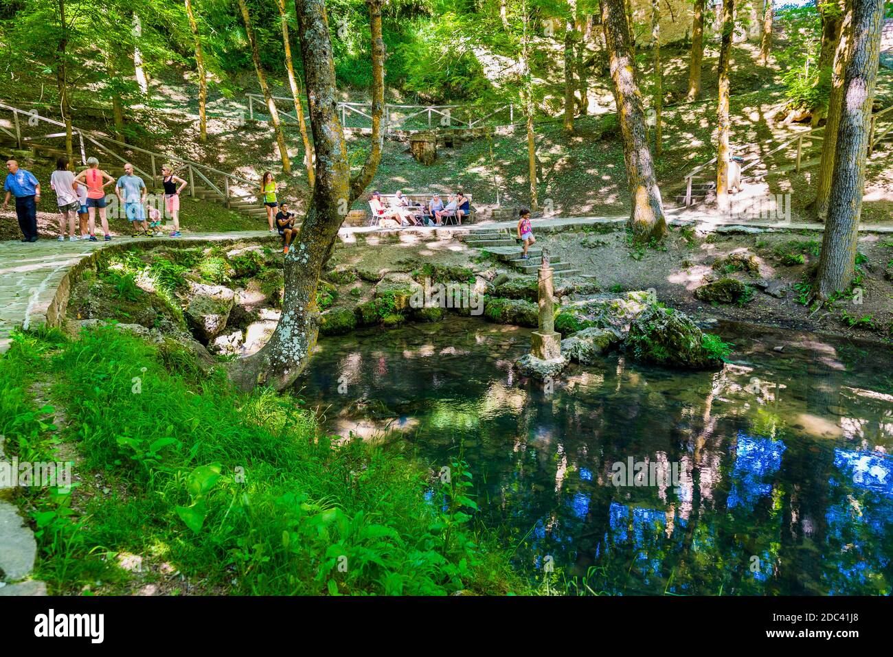 Turisti nel parco fluviale alle sorgenti del fiume Ebro. Fontibre è una località del comune di Hermandad de Campoo de Suso, in Cantabria. Centro benessere Foto Stock