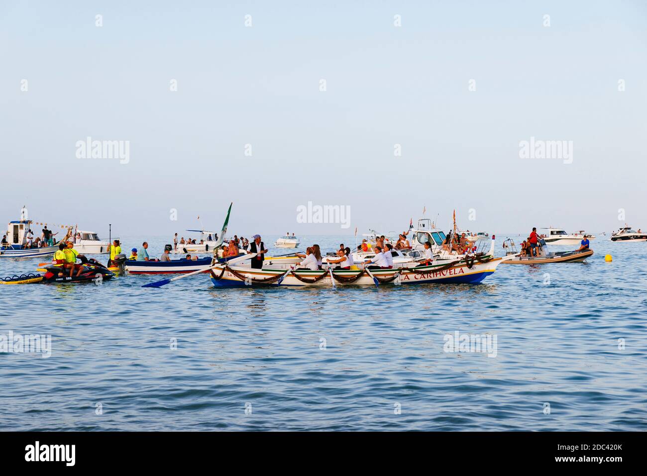 Tradizionale processione nautica della Virgen del Carmen, santa dei marinai, con i pescatori sulla spiaggia di la Carihuela. Torremolinos, Málaga, Costa de Sol Foto Stock
