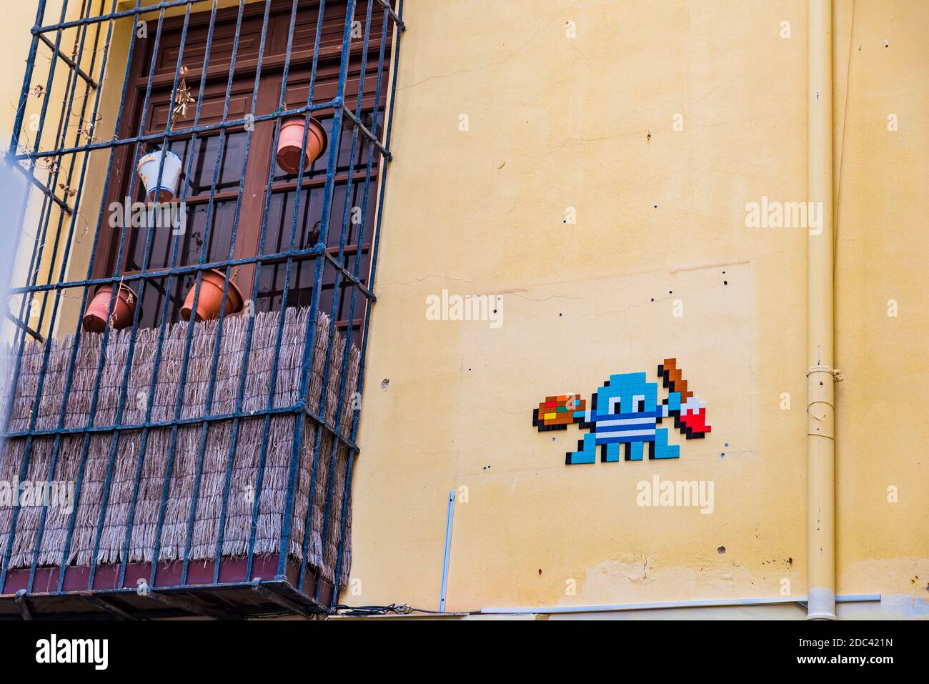 Opere d'arte urbana dell'artista francese "Invader", assunte dal Centro di Arte Contemporanea di Malaga per l'attuazione di 29 interventi urbani. E Foto Stock