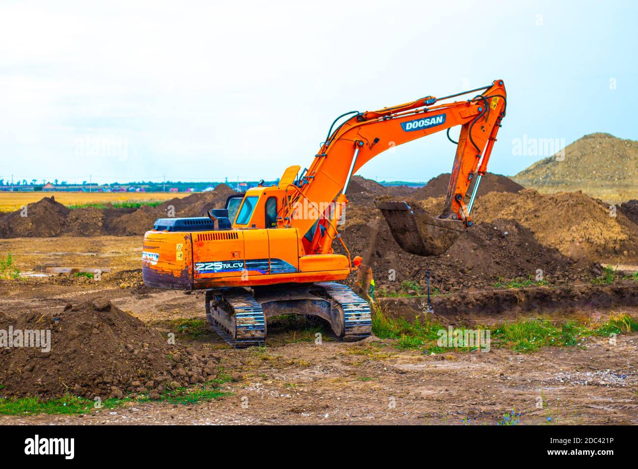 Anapa, Russia-13.07.2020: Un escavatore scava il terreno in un cantiere. Costruzione di un incrocio stradale Foto Stock