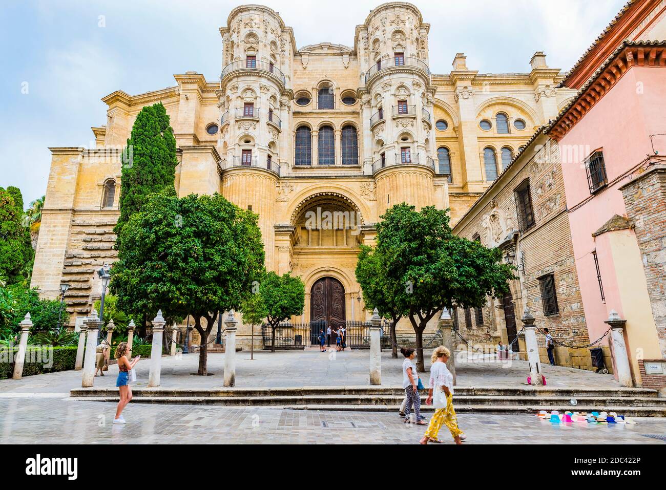 Patio de los Naranjos e Puerta de las Cadenas, vista da Cister Street. Cattedrale di Málaga - Catedral de la Encarnación. Málaga, Andalusia, Spagna, EUR Foto Stock