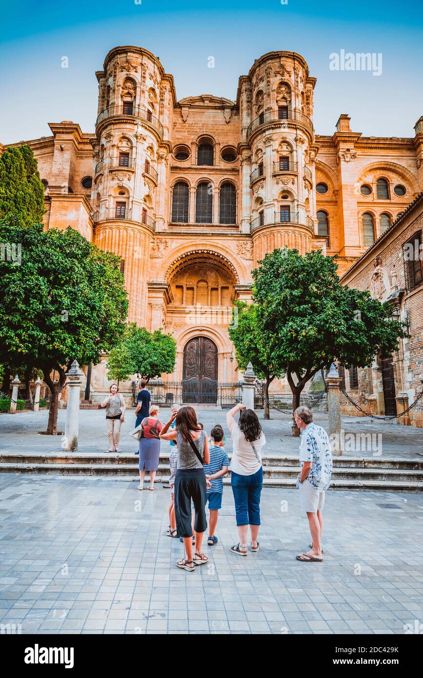 Patio de los Naranjos e Puerta de las Cadenas, vista da Cister Street. Cattedrale di Málaga - Catedral de la Encarnación. Málaga, Andalusia, Spagna, EUR Foto Stock