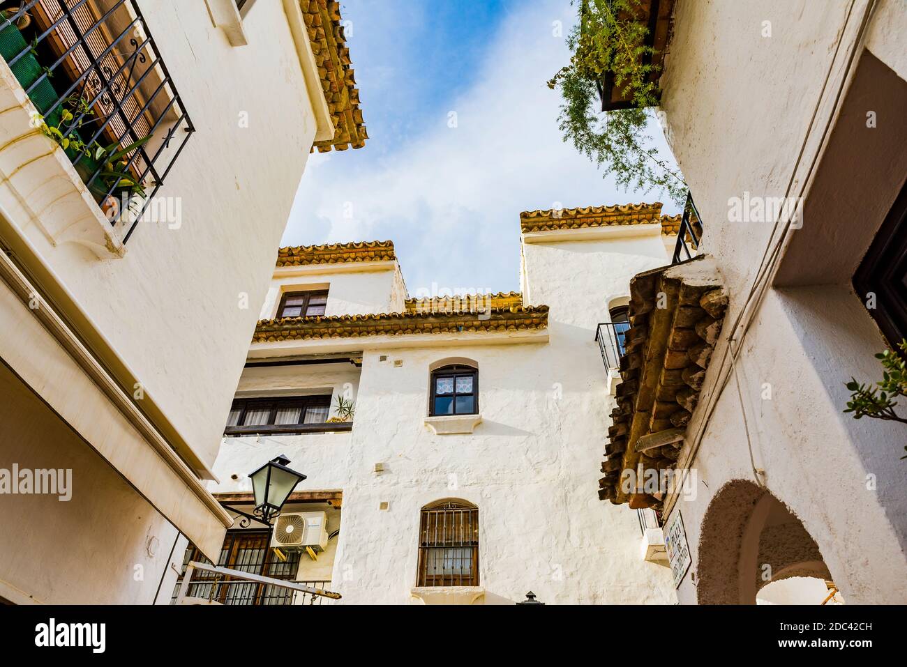 Pueblo blanco, urbanizzazione costruita come un villaggio bianco andaluso.Torremolinos, Málaga, Costa de Sol, Andalusia, Spagna, Europa Foto Stock