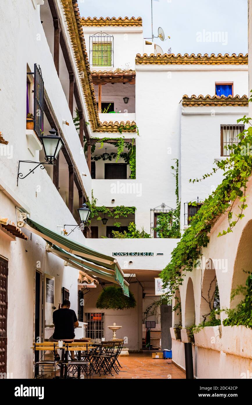 Pueblo blanco, urbanizzazione costruita come un villaggio bianco andaluso.Torremolinos, Málaga, Costa de Sol, Andalusia, Spagna, Europa Foto Stock