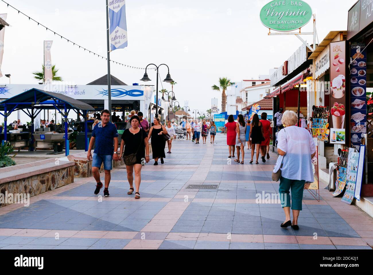 Paseo Maritimo de la Carihuela - Promenade. La Carihuela, Torremolinos, Málaga, Costa de Sol, Andalusia, Spagna, Europa Foto Stock